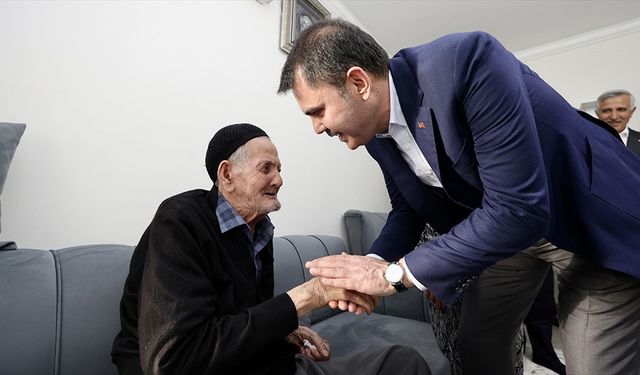 Bakan Kurum, Kahramanmaraş'ta yeni evlerine kavuşan depremzede aileye misafir oldu