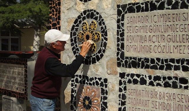 Emekli işçi, dağlardan topladığı volkanik taşlarla evinin bahçesine sanat duvarı yaptı