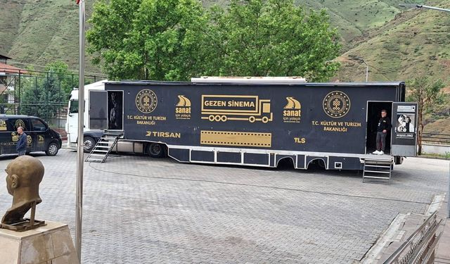 "Gezen Sinema Tırı" Keban'da çocuklarla buluştu