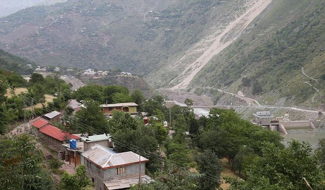 Hindistan, ilk kez Pakistan'ın uçaklarını düşürdüğünü doğruladı