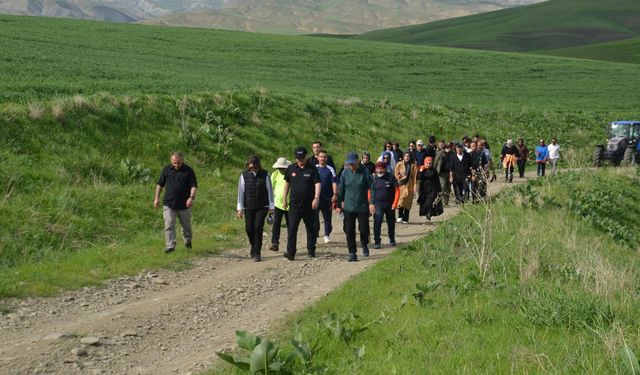 Muş Valisi Çakır, "7. Lale Festivali" kapsamında gençlerle doğa yürüyüşü yaptı