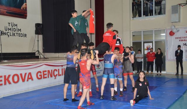 Yüksekova'da 19 Mayıs Atatürk'ü Anma, Gençlik ve Spor Bayramı kutlandı