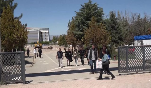 Depremde 78 kişiye mezar olan Hakimbey Apartmanı davasında mahkeme, dosyanın mütalaa hazırlanması için savcılığa gönderilmesine karar verdi