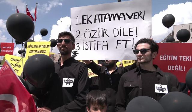 Ek atama isteyen öğretmenlerden "tabutlu" protesto