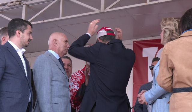 Mehmet Yurdadön, Özel’e şapkasını hediye etti: “‘Sporcunun halinden anlayan bir genel başkan olursa bu şapkayı hediye edeceğim’ diye ahdim vardı”