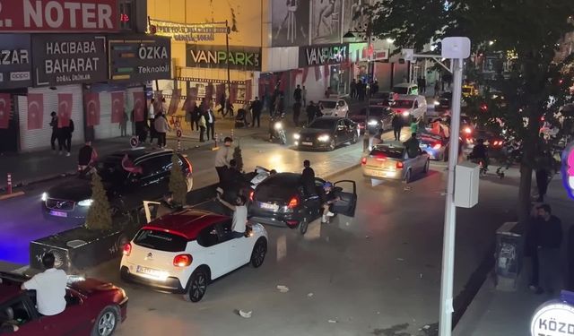 Vansporlu binlerce taraftar galibiyeti kutladı