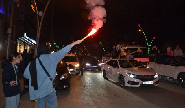 Muşlular, Muşspor'un Nesine 2. Lig'e yükselmesini kutluyor