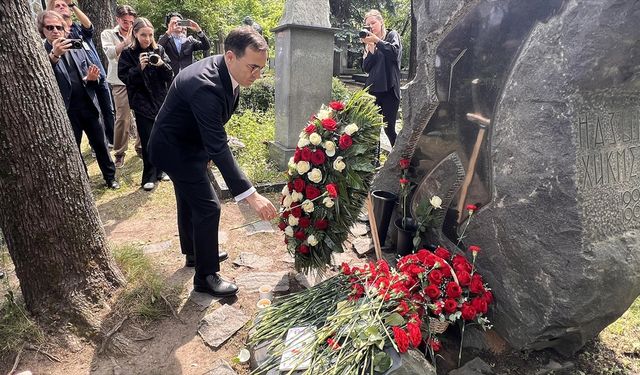 Nazım Hikmet Ran, ölümünün 62. yılında mezarı başında anıldı