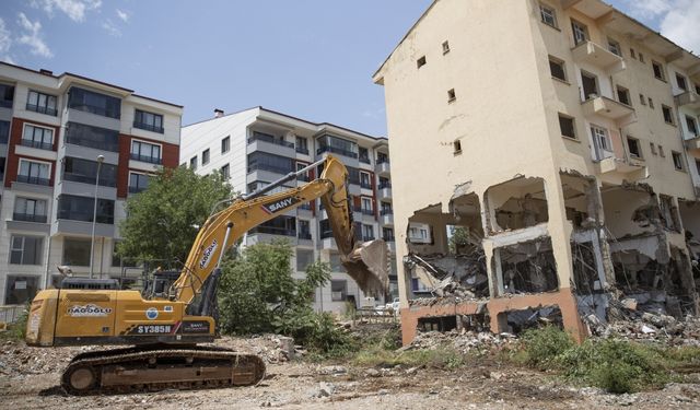 Tunceli'de depreme karşı risk taşıyan binaların yıkımı sürüyor