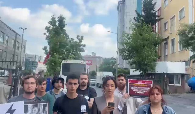 Akit Gazetesi önünde Ferdi Zeyrek protestosu: “Bu bir paçavradır”