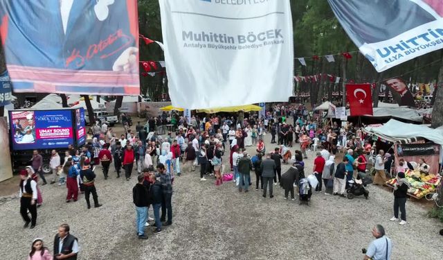 Antalya Yörük Türkmen Festivali'nde Funda Arar rüzgarı esti