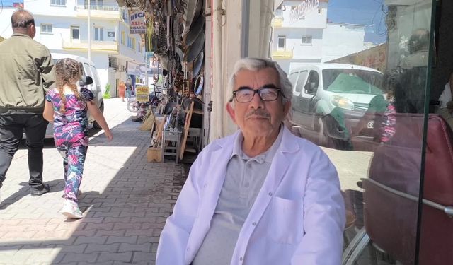 Berberlik yapan emekli:  "Bayrama 6 gün var hala bekliyoruz müşteri gelecek diye"