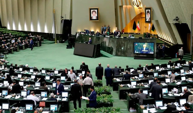 İran Meclisi, Uluslararası Atom Enerjisi Ajansı ile iş birliğini askıya alan tasarıyı onayladı