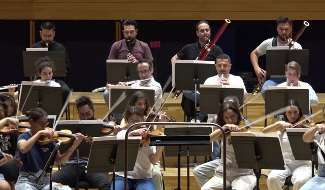 İzmir Oda Orkestrası ilk konserini düzenledi 