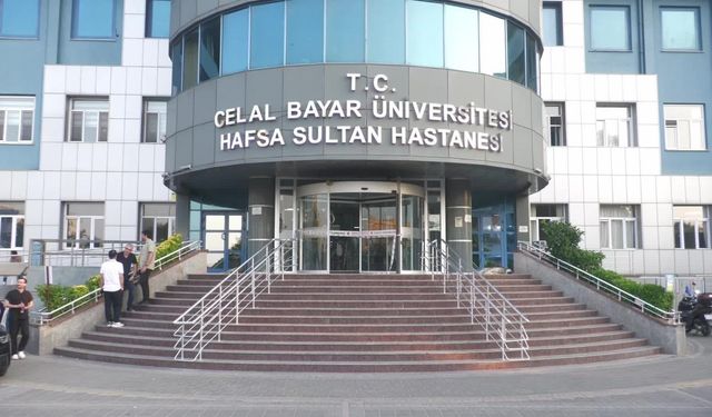 Manisalılar Ferdi Zeyrek için hastane bahçesinde dua ediyor