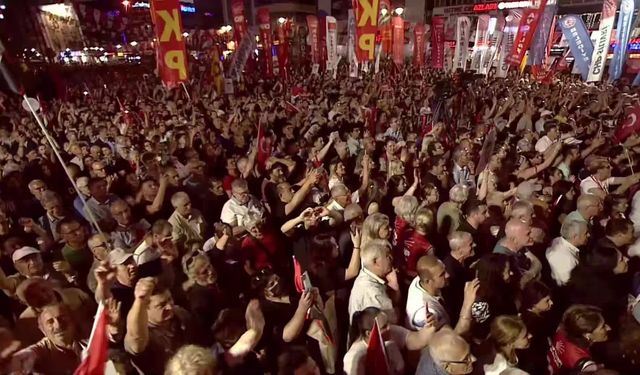 Özel: Darbeyi asker üniformasıyla değil savcı cübbesiyle yapmakta