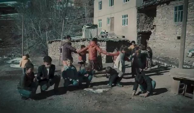 Sessizliğin tanıklığı festivallerde: “Dağlardan Başka Tanık Yok”