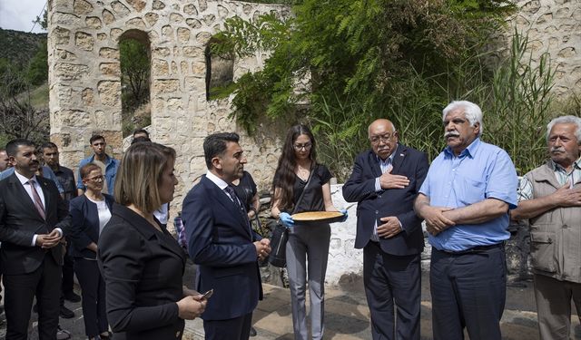 Tunceli Valisi Aygöl, Anafatma Ziyaretgahı'nda lokma dağıttı