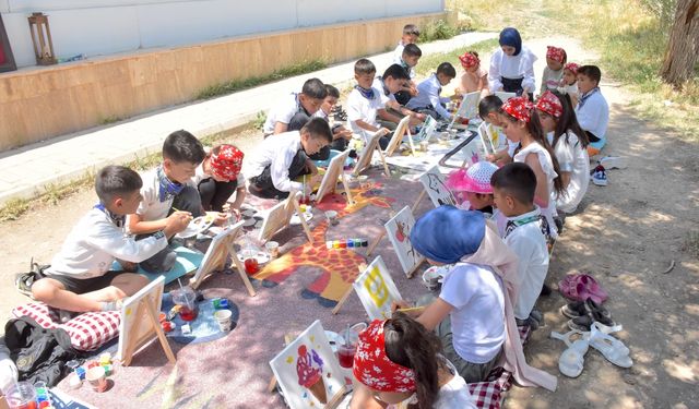 Vanlı ressam, doğup büyüdüğü kırsal mahallede öğrencileri sanatla buluşturdu