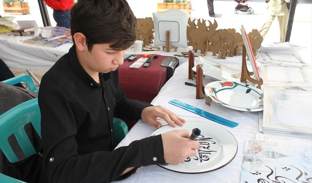 Babasından kaligrafi sanatını öğrenen Yusufcan, ürettiği eserleri sanatseverlerle buluşturuyor