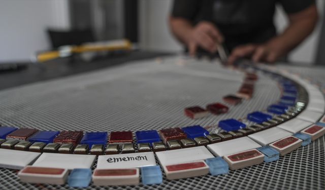 Fransız sokak sanatçısı Ememem, "şehirlerin yaralarını" mozaikleriyle örtüyor