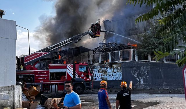 Malatya'da hırdavat mağazasında çıkan yangına müdahale ediliyor