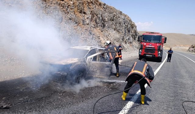 Malatya'da seyir halindeyken yanan otomobil kullanılamaz hale geldi