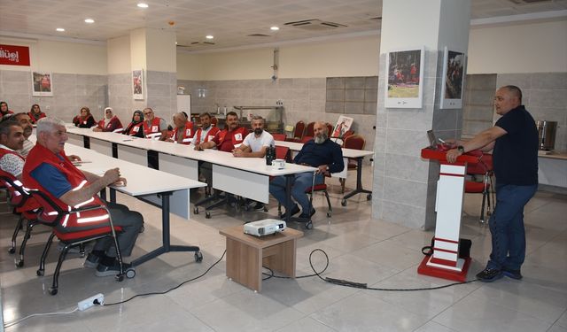 Türk Kızılay Malatya'da depremzede çiftçilere çilek bahçesi kuracak