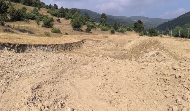 Davalık tarlasında kazı yapılan depremzede vatandaş: "Bize sormadan gelmişler, TOKİ buraya ev yapacak diye kazmışlar" 