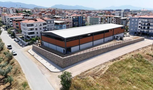 Turgutlu Belediyesi'nce yapımı sürdürülen Mimar Ferdi Zeyrek Spor Kompleksi’nde sona yaklaşıldı