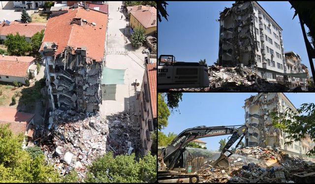 Balıkesir Sındırgı'daki depremde ağır hasar gören binalar kontrollü şekilde yıkılıyor