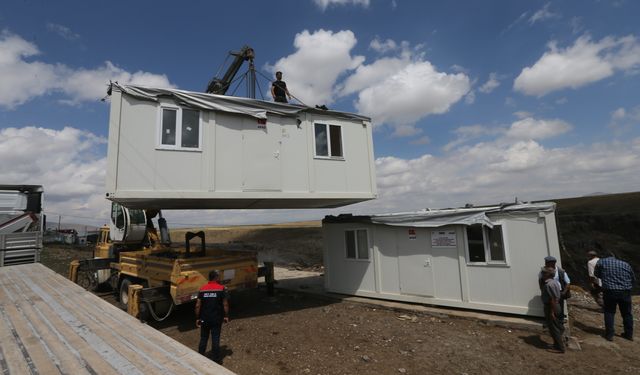 Deprem bölgesinden getirilen konteynerler Kars'ta çobanlar için yaşam alanı oluyor