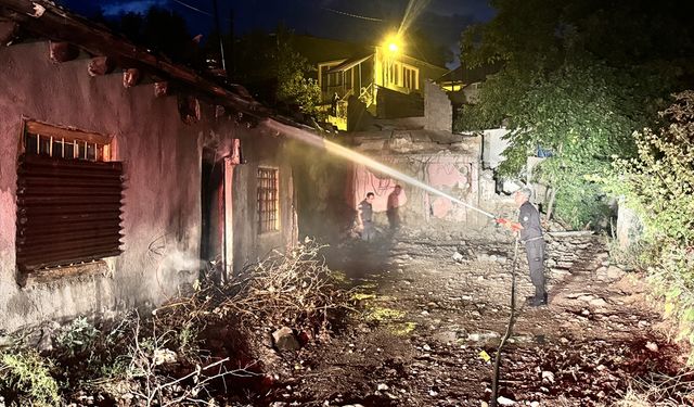 Erzurum'da yangın çıkan müstakil ev kullanılamaz hale geldi