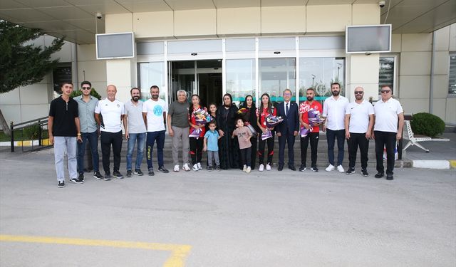 Finlandiya'dan madalyayla dönen milli atlet Edibe Yağız, Van'da çiçeklerle karşılandı