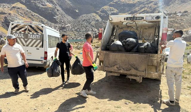 Hakkari'de gönüllüler Sat Buzul Gölleri çevresinde temizlik yaptı