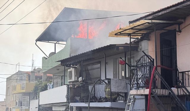 İzmir'de bir evde başlayıp çevredeki konutlara sıçrayan yangın kontrol altına alındı