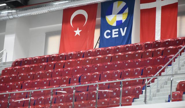Malatya'da milli voleybol maçının oynanacağı salonda hazırlıklar tamamlandı