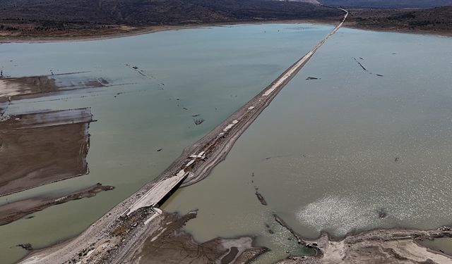 Su seviyesi düşünce eski İzmir-Çeşme kara yolu ortaya çıktı