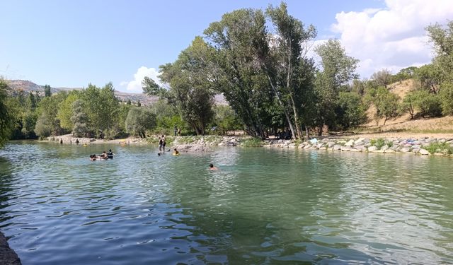 Tunceli’de sıcaktan bunalanlar Tağar Çayı’na akın etti