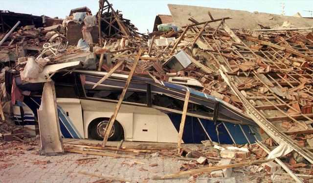 Uzmanlardan 17 Ağustos depreminin yıl dönümünde 'afet bilinci' vurgusu