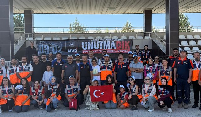 Van'da Marmara Depremi'nin 26. yılı dolayısıyla anma programı düzenlendi