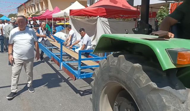 Aydın Karacasu'da düzenlenen 36. Afrodisias Kültür, Sanat ve Tanıtım Festivali'nde 13 metrelik pide yapıldı 