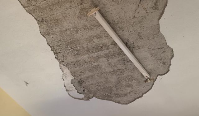 Depremde evinin tavanı çöken anne:  Kızım korkuyor, evimizin tavanı hasar aldı ama taşınacak durumumuz yok