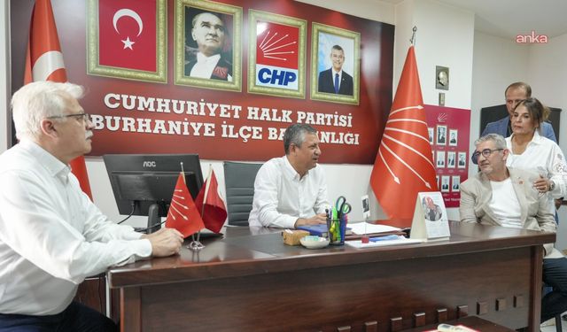 Özgür Özel, CHP Burhaniye İlçe Başkanlığını ziyaret etti