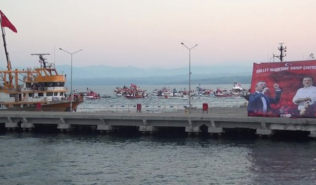 Özgür Özel’in balıkçı teknelerinden oluşan konvoyla alana geldiği Sinop’ta CHP’den 51’inci miting