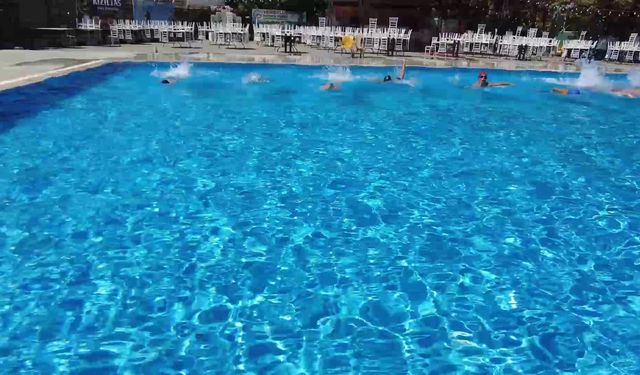 Turgutlu Belediyesi Yaz Spor Okulları yüzme kursu öğrencileri başarı belgelerini aldı 