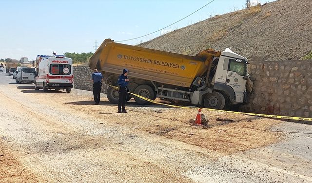 Malatya'da istinat duvarına çarpan kamyonun sürücüsü öldü