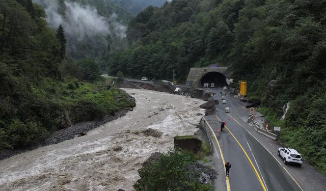 Rize’deki sel felaketinde 17 kişi helikopterlerle tahliye edildi