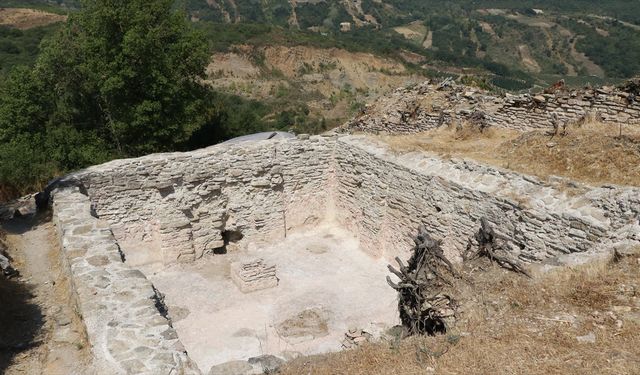 Tarihi Çobankale'deki kazılarda yaşam alanları gün yüzüne çıkarılıyor