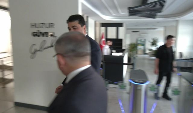 Ahmet Davutoğlu'ndan iktidara "kayyum" tepkisi